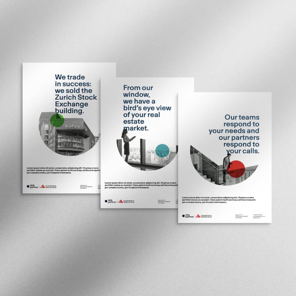 Trois affiches d'entreprise à la mise en page moderne sont affichées côte à côte sur un mur clair. Chacune comporte un texte en gras, des photos circulaires découpées et des cercles de couleur pour vous aider à faire passer votre message sur la réussite, la connaissance de l'immobilier et la réactivité des clients.